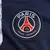 Escudo do Paris Saint-Germain na camisa titular home PSG I 2024/2025 azul e vermelha masculina, versão oficial e original, PSG, uniforme de futebol, escudo PSG no peito, tradição, orgulho, clube de futebol, Ligue 1, design exclusivo, coleção 2024/2025, mo