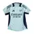 Imagem da frente da camisa de treino Arsenal 2024/2025 versão jogador azul claro com detalhes em azul marinho, usada por Martinelli, Odegaard e Saka, design adidas.