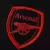 Escudo do Arsenal em vermelho na camisa de treino 2024/2025, com base preta e mangas contrastantes (vermelho à esquerda e verde à direita). Camisa com tecnologia Aeroready para absorção de suor, patrocínio Emirates Fly Better. Modelo inspirado em Gabriel 