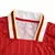 Detalhe da gola da camisa titular home I Liverpool 2024/2025 masculina, gola reta branca com friso vermelho e bordas amarelas. Design inspirado na camisa histórica de 1984, remetendo ao triplete conquistado pelo Liverpool. A camisa traz detalhes verticais