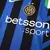 Detalhes do peito da camisa Inter de Milão 2024/2025 Home I titular masculina em azul e preto. Escudo centralizado em dourado celebrando a segunda estrela pelo 20º título nacional, logo da Nike em branco e patrocínio Betsson Sport. Homenagem ao jogador La