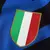 Escudetto da camisa Inter de Milão 2024/2025 Home I titular masculina azul e preta. Localizado no lado direito, abaixo do logotipo da Nike, simboliza o título italiano da temporada passada. Detalhes inspirados na tradição do clube e na estrela de Lautaro 