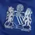 Escudo clássico do Manchester United na camisa masculina George Best azul 2024/2025, inspirado na temporada 1967/68, em detalhes brancos com gola redonda azul, punhos azuis e listras Adidas azul marinho nos ombros, celebrando o legado de George Best.