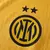 Escudo do clube na camisa third Inter de Milão 2024/2025 versão jogador masculina, em tom preto sobre fundo amarelo. Detalhes do design da camisa que homenageiam a história do clube, com a presença de Lautaro Martínez.