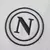 Detalhe do escudo do Napoli em azul marinho na camisa reserva 2024/2025 Away II masculina, close-up do escudo do clube, camisa de futebol masculina. Detalhe do escudo do Napoli em azul marinho na camisa reserva 2024/2025 Away II masculina, close-up do esc