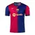 A camisa titular do FC Barcelona para a temporada 2024/2025, modelo Home (I), apresenta um design dividido em partes iguais, com as cores grená e azul. O escudo do clube está bordado no lado esquerdo do peito, e o logo da Nike aparece no lado direito. A g