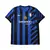 Imagem da frente da camisa Inter de Milão 2024/2025 Home I titular masculina nas cores azul e preto. O design traz listras verticais tradicionais com faixas diagonais no lado esquerdo do peito, gola em V assimétrica e o patrocínio Betsson Sport estampado.