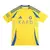 Camisa titular Al-Nassr 2024/2025 amarela com design inovador da Adidas, gola V amarela com nuca azul e recortes nas axilas e laterais inferiores em azul. Três listras azuis nos ombros, escudo Al-Nassr no lado esquerdo do peito, logo da Adidas em azul, pa