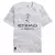 Frente da camisa cinza Manchester City Dragão de Madeira 2023/2024, edição especial, masculino, De Bruyne e Haaland, com ilustrações em cinza esculpidas em madeira e dragão envolvendo as torres do Etihad Stadium.