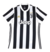 Camisa titular Juventus 2017/2018 Home I Masculino Retrô em branca e preta, exibindo as clássicas listras verticais em preto e branco. Novo escudo da Juventus e logo dourado da Adidas no peito, usada por Dybala, Cuadrado e Higuaín. Modelo com gola redonda