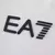Logo EA7 em azul marinho na camisa Napoli reserva 2024/2025 Away II masculina, detalhe do logotipo, camisa de futebol masculina, edição especial. Logo EA7 em azul marinho na camisa Napoli reserva 2024/2025 Away II masculina, detalhe do logotipo, camisa de