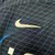 Logo da Nike em branco aplicado na camisa reserva do Chelsea 2023/2024, modelo away II masculino, destacando a marca esportiva na cor azul e a qualidade do produto.Logo da Nike em branco aplicado na camisa reserva do Chelsea 2023/2024, modelo away II masc