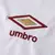 Logo da Umbro na camisa Third do West Ham 2024/2025, modelo masculino III, em bordô e dourado. Um símbolo da qualidade e tradição para os apoiadores de Lucas Paquetá.