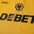 Detalhe do peito da camisa titular do Wolverhampton Wolves 2024/2025 - Home, cor laranja, masculina, I, torcedor, logotipo Sudu, design sofisticado, Premier League