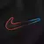 Logo Swoosh da Nike na camisa reserva Barcelona II 2024/2025 masculina preta, original, com estilo degradê azul e vermelho, e design moderno.