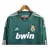 Detalhe do peito da terceira camisa do Real Madrid 2012/2013, manga longa, com o escudo bordado à esquerda e o logo Adidas em branco à direita. Modelo third masculino, retrô, em verde escuro, usado por ícones como CR7, Kaká e Özil. Patrocinador ‘Bwin’ ao 