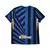 Imagem do verso da camisa Inter de Milão 2024/2025 Home I titular masculina azul e preta. O design conta com uma parte traseira limpa, ideal para personalização com nome e número, com detalhes modernos no padrão das listras. Referência a Lautaro Martínez.