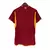 Verso da camisa titular home da Roma 2023/2024, com a numeração em amarelo e a frase “Daje Roma Daje” na nuca. O design incorpora painéis laterais amarelos, refletindo a identidade do clube e o apoio da torcida. Modelo masculino inspirado no legado da Rom