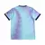 Imagem do verso da terceira camisa do Arsenal 2024/2025, versão jogador, com as cores azul celeste, lilás, verde e roxa, design fluido em degradê e detalhes minimalistas.