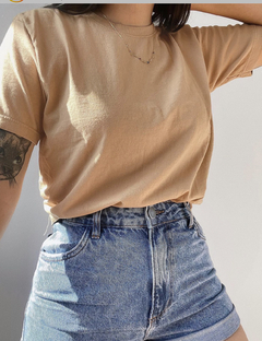 T-shirt básica na internet