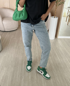 Calça mom jeans marmorizada na internet