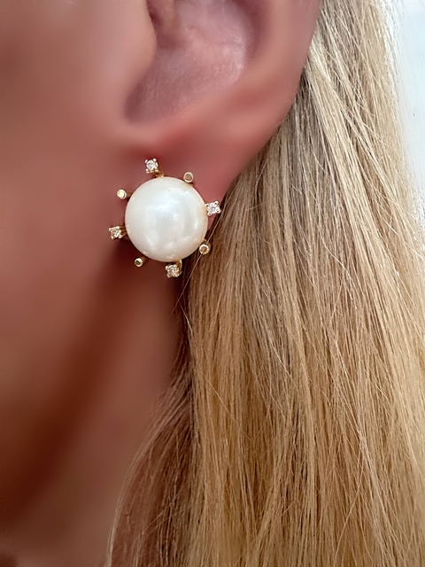 Brinco perolas shell banhado a ouro 18 k cravejado com zircônias