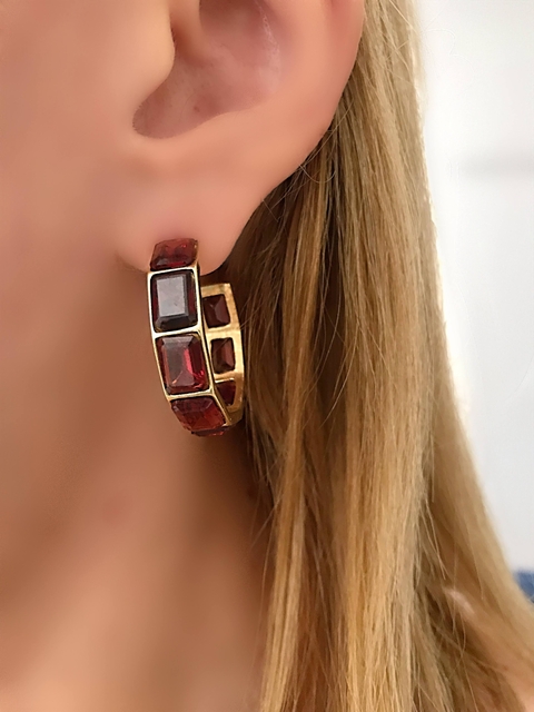 brinco pedra granada banhado a ouro 18 k