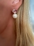 brinco perola shell e rose de france banhado a ouro 18k