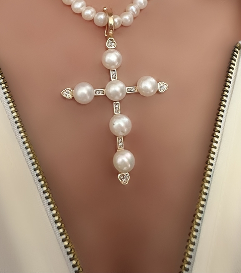 pingente crucifixo banhado a ouro !8 k cravejado com zircônias e pérolas