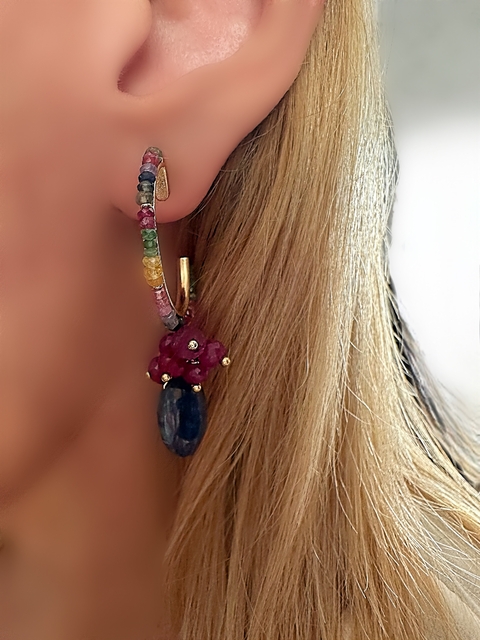 Brinco bordado safira multicolor com rubis indiano e gota em safira azul banhado a ouro 18 k