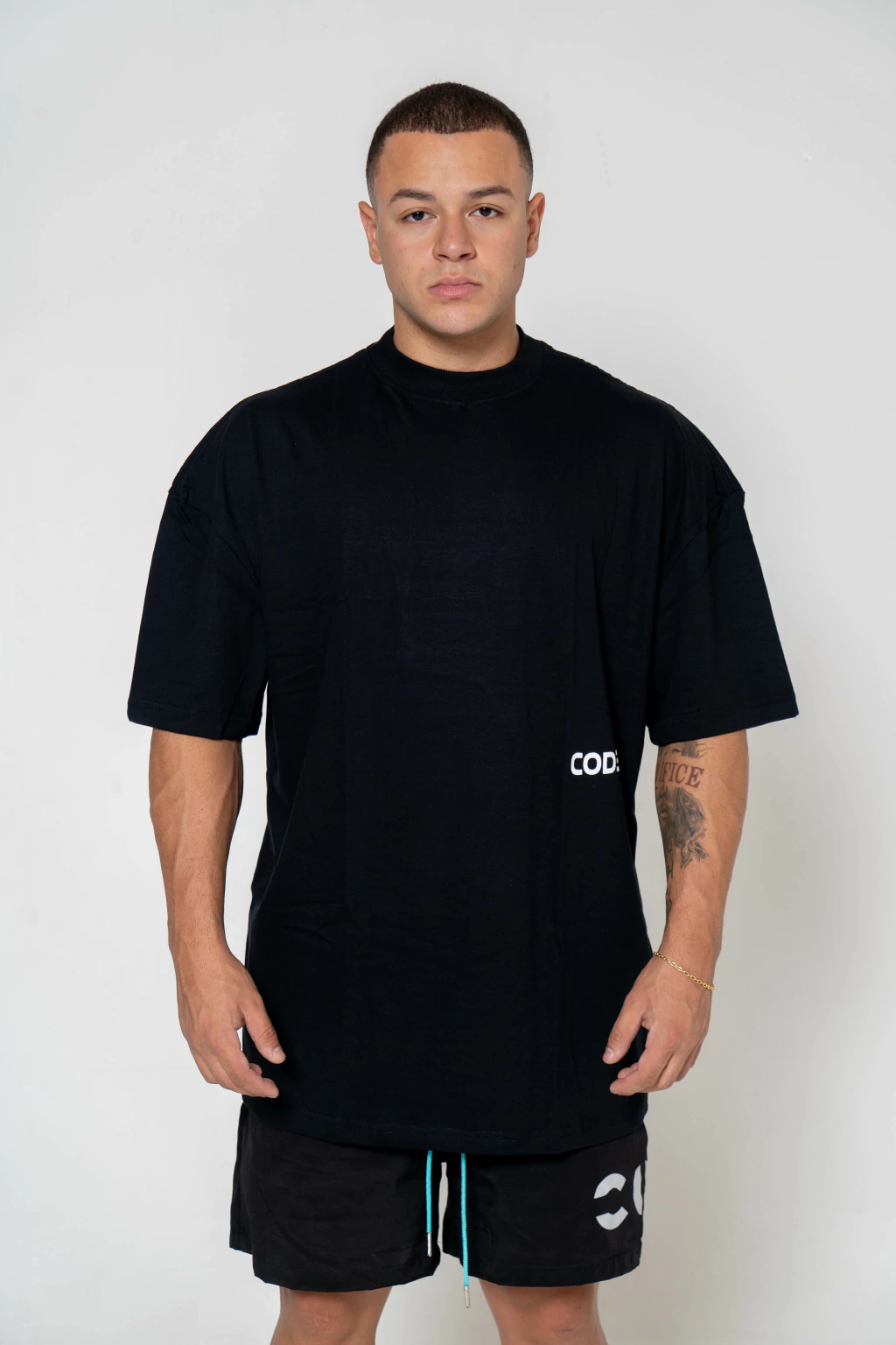 T-SHIRT OVER TRADICIONAL BLACK