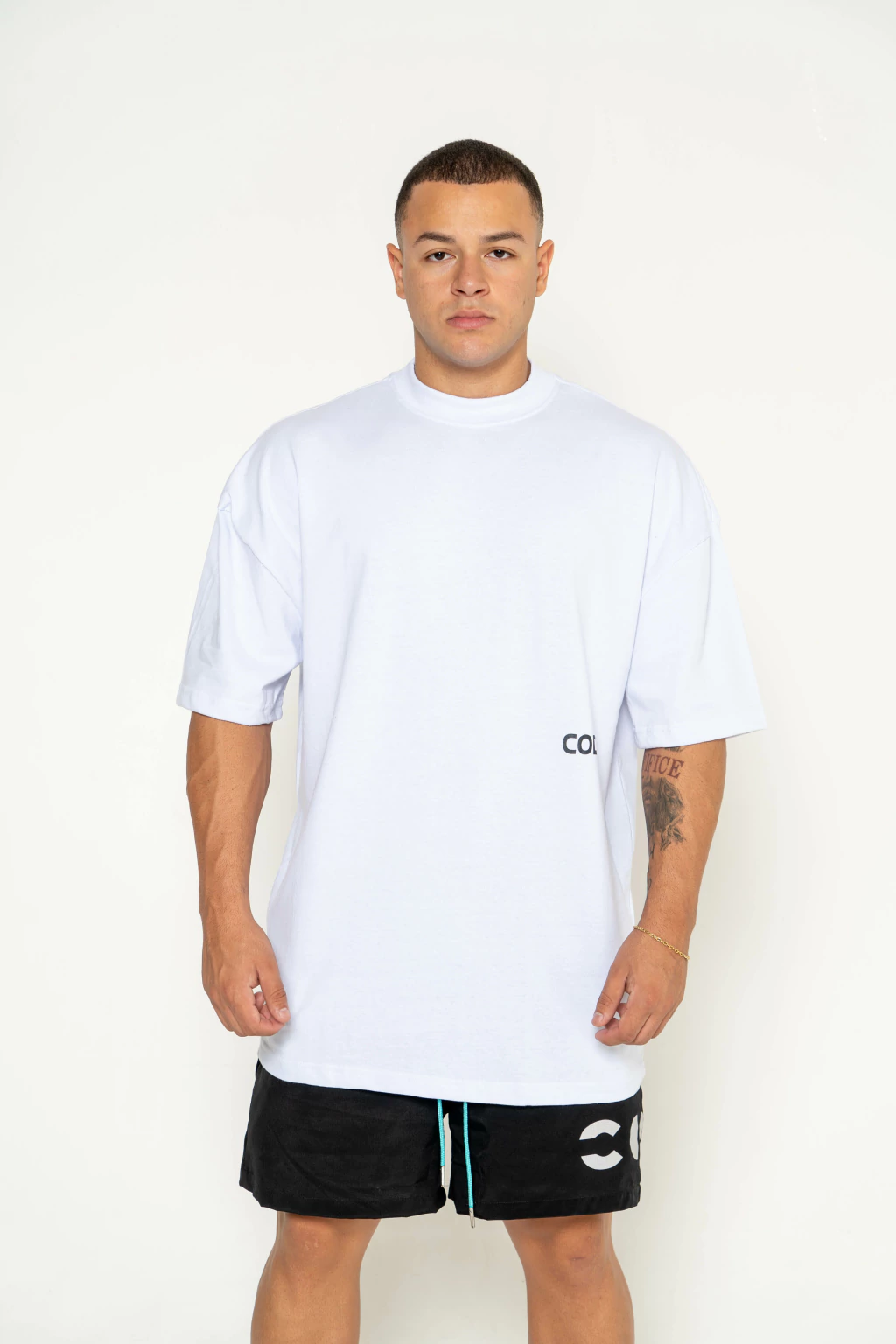 T-SHIRT OVER TRADICIONAL WHITE