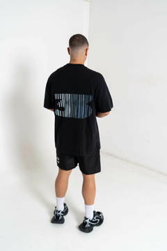 Three Tee Black na internet