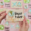 Acrílico Globo + Viajar é viver - Coleção La Vie Est Belle - Lemon Scrapbook