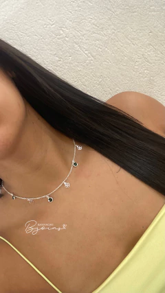 Choker trevo com ponto de luz verde