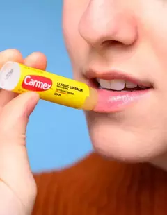Carmex Bálsamo Labial Transparente Original 4.25g. en internet