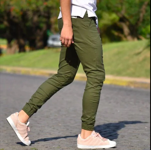 jogger corte chino regular fit color verde militar - comprar online