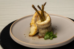 ROULE DE MERLUZA NEGRA, ESPÁRRAGOS AHUMADOS CON FUMET DE ENELDO Y LEMON GRASS - comprar online