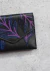 Billetera Iris color negro estampado azul en internet