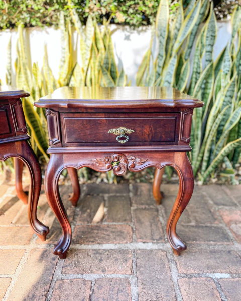 Mesa de cabeceira escura Chippendale