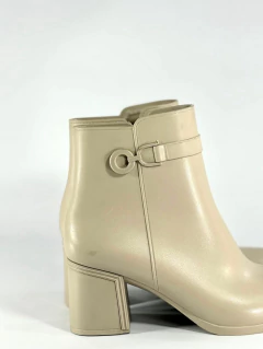 BOTINETA TINI en internet