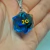 Collar d20 Bruja Prismática - Critical Dice Dados