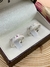 Par de Alianças Retas Diamantadas com Pedrinha Cravada Rosa e 2 Frisos 5mm