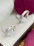 Par de Alianças Retas Diamantadas com Pedrinha Rosa Cravada e 2 Frisos 3mm