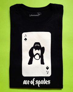 camiseta preta com desenho de uma carta de baralho com ás de espadas e o rosto do Lemmy Kilmister, e embaixo a frase "ace of spades", em tamanho infantil, sem gênero