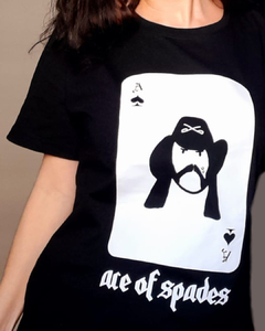 camiseta preta com desenho de uma carta de baralho com ás de espadas e o rosto do Lemmy Kilmister, e embaixo a frase "ace of spades", em tamanho adulto, sem gênero