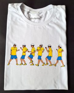 camiseta branca em tamanho adulto, sem gênero, com desenho do Bruno Mars fazendo passinhos de dança em seis poses, vestindo uniforme da seleção brasileira.