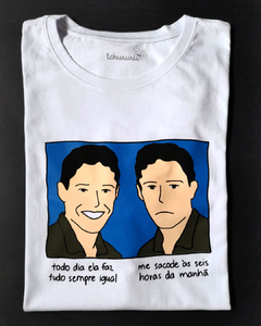 camiseta branca estampada com desenho do Chico Buarque e a frase "todo dia ela faz tudo sempre igual, me sacode às 6 horas da manhã", em tamanho adulto, sem gênero