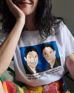 camiseta branca estampada com desenho do Chico Buarque e a frase "todo dia ela faz tudo sempre igual, me sacode às 6 horas da manhã", em tamanho adulto, sem gênero