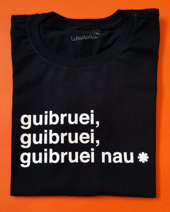 camiseta preta estampada com a frase "guibruei, guibruei, guibruei nau", em referência à música do Red Hot Chili Peppers, em tamanho infantil, sem gênero